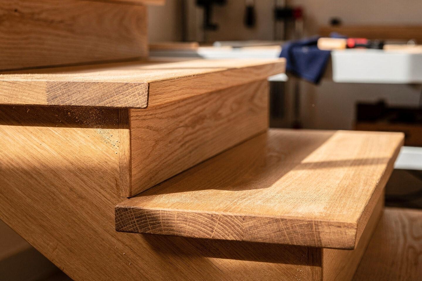 Handwerkskunst – Holzstufen Kaufen, Setzstufen Aus Holz, Holzpodeste – Artis Treppen