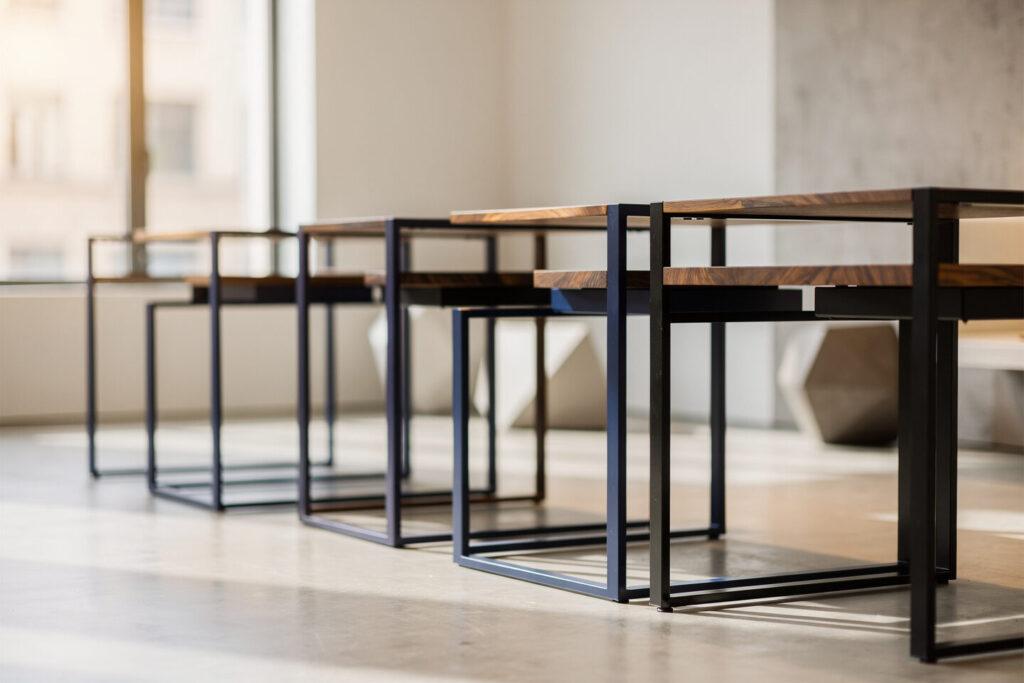 Moderne Tischgestelle aus Metall und Holz für vielseitige Einsatzbereiche – Artis Treppen